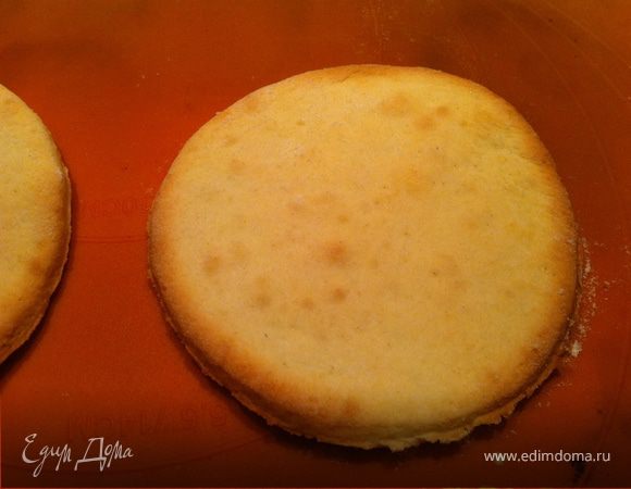 Противень смазать маслом и застелить бумагой для выпечки. Я использую силиконовый коврик и ничем не смазываю:) Выпекать 10 минут. (до золотистого цвета). 