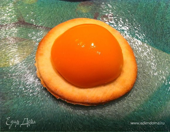 Когда кружки немного остынут, положить на каждый кружок половинку персика