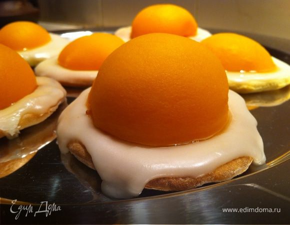 Взбить сахарную пудру с лимонным соком в глазурь. Полить глазурью печенье вокруг персика. Дать глазури застыть. 