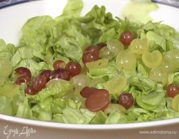 Листья салата мелко нарезать, добавить виноград и листья тархуна.