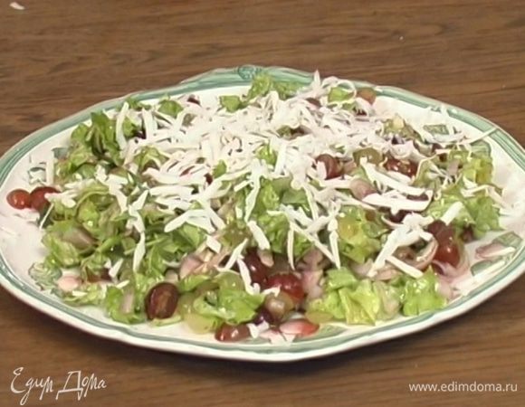 Полить салат заправкой, тщательно перемешать, сверху посыпать козьим сыром.