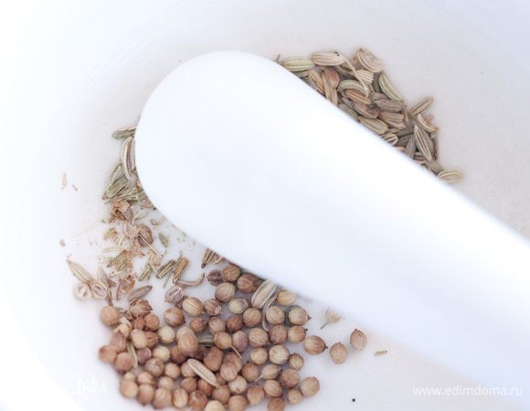 Приготовить заправку: потолочь в ступке тмин, кориандр, соль и перец. Влить оливковое масло и бальзамический уксус, все перемешать.