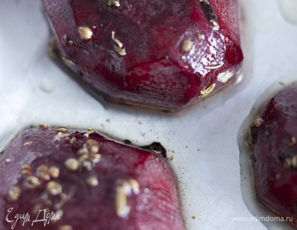 Окунуть свеклу и морковь в заправку, выложить на противень и поставить в разогретую духовку.