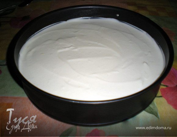 Печенье измельчить, добавить масло, выложить смесь на дно разъемной формы.
Сметану взбить со сгущенкой и лимонным соком.
Вылить массу на печенье.