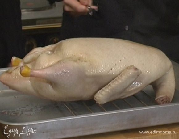 Тушку утки тщательно вымыть, поместить в большую кастрюлю, залить водой и варить 30−40 минут.