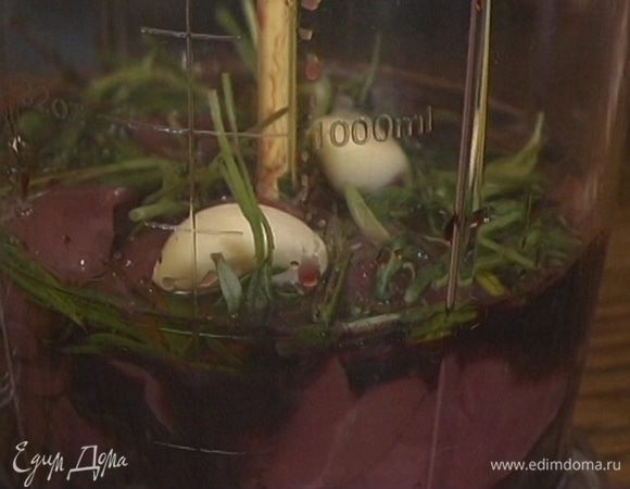 Сырую печенку, чеснок, розмарин, листья шалфея и вино взбить в блендере.