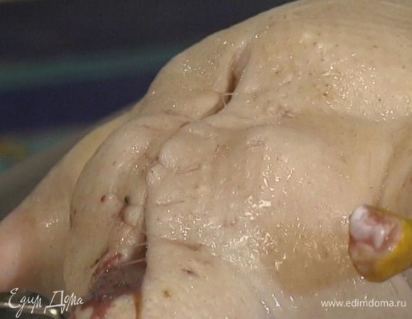 В полость тушки влить 2/3 полученной смеси и зашить ее, чтобы ничего не вылилось.