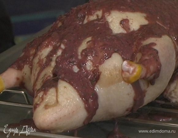 Утку натереть солью и перцем, уложить на противень, полить оставшейся смесью и выпекать в разогретой духовке 2,5−3 часа.