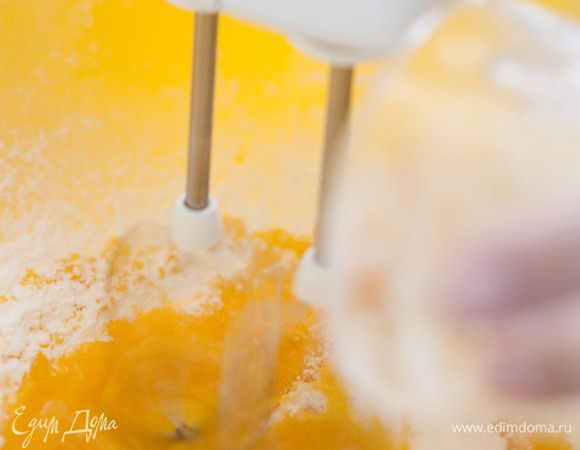 Желтки с сахарной пудрой взбить миксером в светлую кремовую массу.