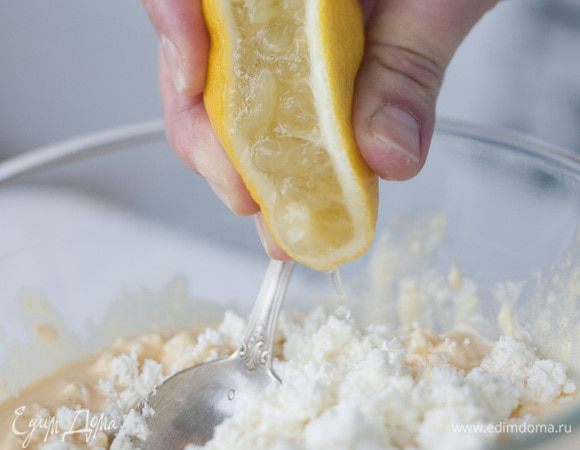 Соединить творог со взбитыми желтками и лимонным соком.
