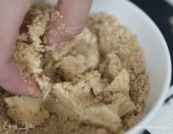 Печенье измельчить и смешать с 50 г предварительно размягченного сливочного масла.