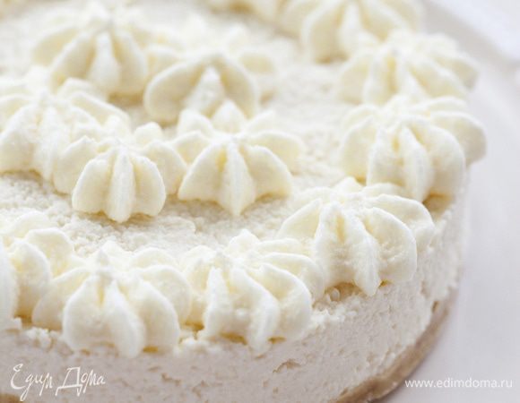 Сливки взбить, украсить ими торт и сразу подавать.