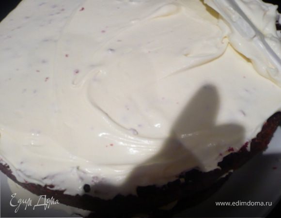 КРЕМ: Сливки с пудрой взбить. Добавить маскарпоне и ликер и взбить до однородности. Смазать коржи. Верхний корж, на котором будет мастика разравнять, убрать все "выступающие" бугорки и смазать верх и бока тонким слоем крема.  Поставить торт в холодильник, чтобы крем "подсох". Так как мастику нельзя наносить на влажную основу. ЕСЛИ НЕ ХОТИТЕ ДЕЛАТЬ МАСТИКУ, сделайте крем в двойном размере и хорошенько смажьте торт еще и сверху. Бока можете обсыпать кокосовыми или миндальными хлопьями.
