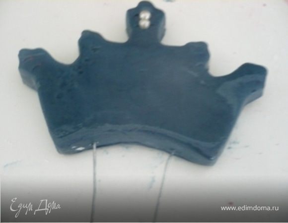 Из толстого куска синего вылепить корону. Воткнуть в основание 3 коротенькие проволочки. Корону для пущей красоты можно украсить бусинками. Из красного вылепить кружочек для верхушки и "гафрированный" кружочек для надписи. На него я приделала с помощью клея кружочек из бумаги с надписью "Happy Birthday" . Можно, конечно, и белый кружечек и надпись сделать съедобными, но у меня не было времени. 
