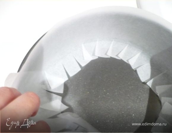 Форму диаметром ок. 21 см. (чтобы торт был выше) смазать, чтобы калька прелипла. Бока и дно выстелить калькой.  В разогретой до 180 С выпечь 2 коржа ок. 25 минут. Проверить на готовность спичкой  - она должна выходить из теста сухой. Перед тем как корж извлечь из формы, дать ему "постоять" в форме 10 минут.  Остужать коржы на решетке. Холодные коржи завернуть в пленку и отправить на 40 мин. в морозилку - так будет легче разрезать их пополам. Итого, у нас получается 4 коржа.
