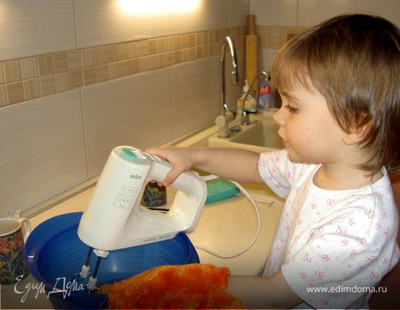 Яйца взбиваем с 2 ст. л. горячей воды и сахарным песком, чтобы сахар полностью растворился. Муку просееваем с разрыхлителем и соединяем со взбитыми яйцами.
