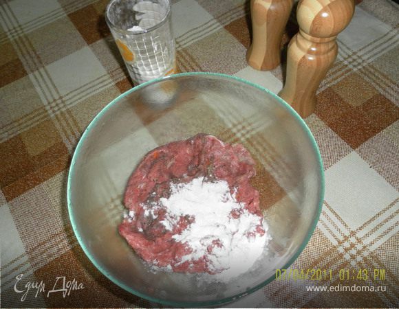 смешать фарш( у меня свинина с говядиной) с солью перцем и мукой,разделить готовый фарш на одинаковые части, у меня получилось шесть. Отдельно делаем начинку смешиваем сыр с майонезом и чесночком. Яйцо взбиваем в мисочке и отставляем.