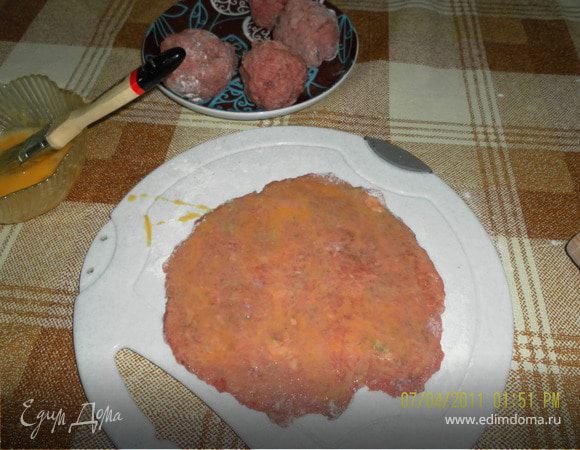 смочить руки в холодной воде и каждую часть скатать в шарики, затем разделочную доску присыпать мукой и раскатать шарик в тонкий блинчик,смазать сверху взбитым яйцом (с одной стороны!!!) и пожарить на сковороде с каждой стороны по 2-3 мин.