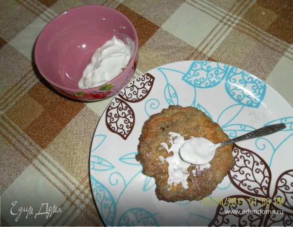 готовый блинчик кладем на тарелку глазированной в яйце стороной вниз,выкладываем начинку и сворачиваем в трубочку. при подаче посыпаем зеленью! я в свою очередь каждый разрезала пополам.