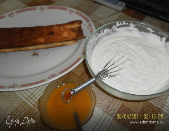 Для начала замочим желатин в двух чашечках для начинки и крема,когда он разбухнет воду слить и распустить на водяной бане.  Для бисквита желтки взбить с сахаром, отдельно взбиваем белки до устойчивых пиков.аккуратно вводим белки в желтковую массу, и смешиваем с мукой и разрыхлителем.тесто распределяем по заранее приготовленной форме ,выстланной пергаментной  бумагой.выпекаем  при температуре 200 градусов 10 минут. готовый бисквит опрокинуть на полотенце и скатать в рулет.я скатывала вместе с полотенцем чтоб слои рулета не слипались. Для начинки в блендере пюрируем абрикосы(без сока) добавляем лимонный сок и распущенный заранее желатин.Для крема смешать йогурт, сахарную пудру и лимонный сок, а затем ввести распущенный желатин, взбить и подмешать взбитые сливки. бисквит промазать2/3 крема и 2/3 пюре.сверху нанести оставшийся крем и украсит остатками пюре, поставить в холодильник на 3 часа. прошу всех к столу!