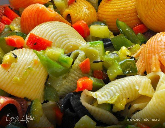 Действие 3. 
Теперь займемся «Джульеттой».  Чистим цуккини и нарезаем его вместе с морковкой и сладким перцем  мелкими кубиками. Выкладываем все вместе на разогретую сковородку с оливковым маслом. Обжариваем овощи, периодически встряхивая сковородку или помешивая лопаткой. Минут так через 5 добавляем соль, перец и специи (тмин, базилик, орегано, кориандр и куркуму). Убавим огонь и тушим 2-3 минуты продолжая помешивать. Затем снимаем с плиты и смешиваем с пастой во второй миске.
