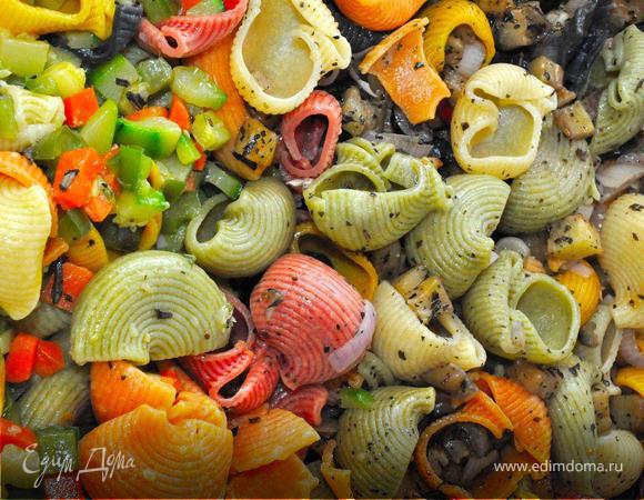 Действие 4. 
Пора соединять наших «влюбленных», ибо Джульетта уже кричит: «Ромео, где ты? Милый мой Ромео!» Наша паста будет запекаться до готовности в духовке, поэтому нам понадобится глубокий противень. С одной стороны выкладываем в него пасту с начинкой «Ромео», с дрогой, с начинкой «Джульетта». Пока они радуются воссоединению, мы приготовим для них соусы.
