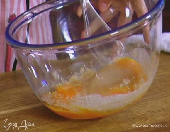 Яйца, желтки и сахар взбить миксером в светлую, пышную массу.
