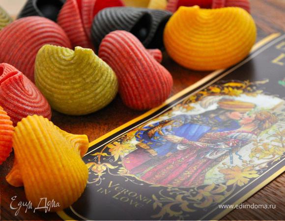 Для «Ромео» мы сделаем что-то типа овощного бешамель. В разогретый сотейник добавляем 2-3 ложки оливкового масла и горсть молотых сухарей и обжариваем их, пока они не впитают в себя масло полностью. Теперь добавим кипяток, для начала 1 стакан, и тщательно перемешиваем, надо растворить сухари в воде полностью. Затем добавим рассол от маслин и опять мешаем соус, не давая ему закипать. Теперь добавим в соус рубленую кинзу и прогреваем его, помешивая, пока он не начнет закипать. Теперь снимаем с огня и даем немного остыть.