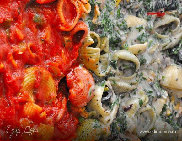 Действие 6.
Теперь равномерно проливаем каждую пасту соусами, «Ромео» овощным бешамель, а «Джульетту овощным болоньезе. Наша паста готова к запеканию, надеюсь, Вы уже прогрели духовку до 200гр.? Ставим противень в духовку и запекаем пасту минут 15 на среднем уровне.
