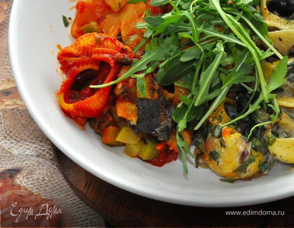 Действие 7.
Готовую пасту подаем традиционно со свежей рукколой, молотым перцем и оливковым маслом, аккуратно разложив в тарелки оба варианта. Приятного Вам аппетита, и на прощанье процетирую великого классика в переводе Пастернака:

Сближенье ваше сумраком объято.
Сквозь толщу туч не кажет солнце глаз.
Пойдем, обсудим сообща утраты
И обвиним иль оправдаем вас.
Но повесть о Ромео и Джульетте
Останется печальнейшей на свете...
