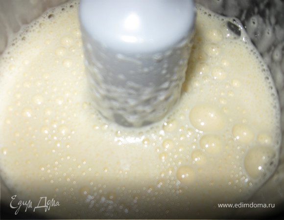 Первым делом взбиваем яица до тех пор, пока масса не увеличится в два раза. Только потом добавляем небольшими порциями, не прекращая процесс взбивания, сахар, ваниль и растопленый маргарин.Когда масса стала однородной и пышной, добавляем муку постепенно, не прекращая взбивать. 