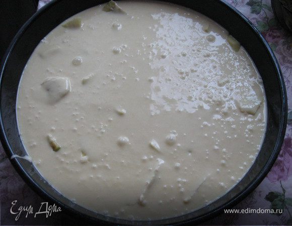 Затем выливаем наше тесто в протвень с яблоками и ставим в заранее разогретую духовку. Выпекаем 20-30 минут при температуре 200-210 градусов. Приятного аппитита.