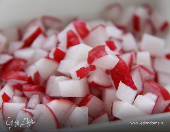 2. Нарубить кубиками редис.
