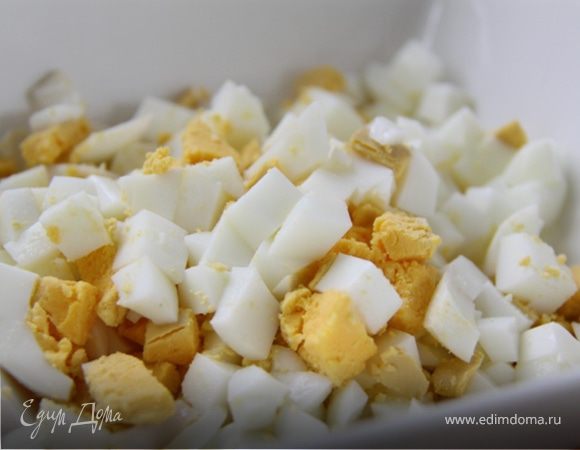 3. Нарубить кубиками сваренные вкрутую яйца.