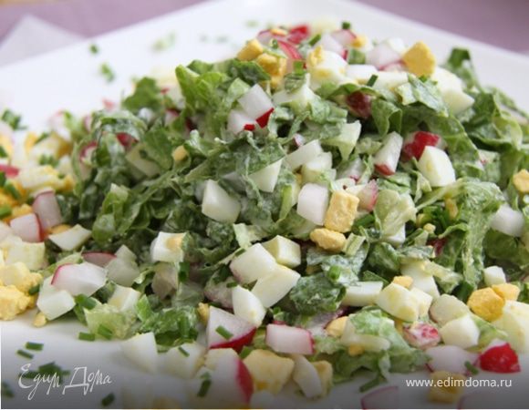 4. Смешать салат, 2/3 редиса,2/3 яйца, зелёный лук и сметану. Посолить.