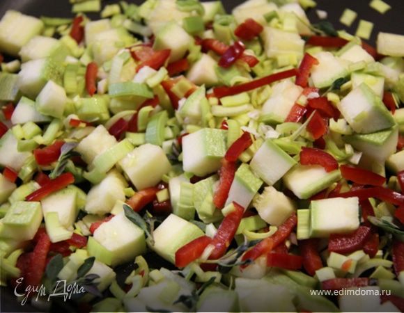 1. Рубим на небольшие кусочки кабачок, сладкий перец, чеснок и порей. Обжариваем на медленном огне в небольшом кол-ве оливкового масла не не более 3-4 минут.