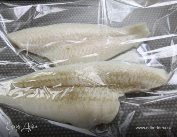 2. Филе рыбы солим, перчим, добавляем специи по вкусу. Выкладываем в пакет и заливаем лимонным соком.