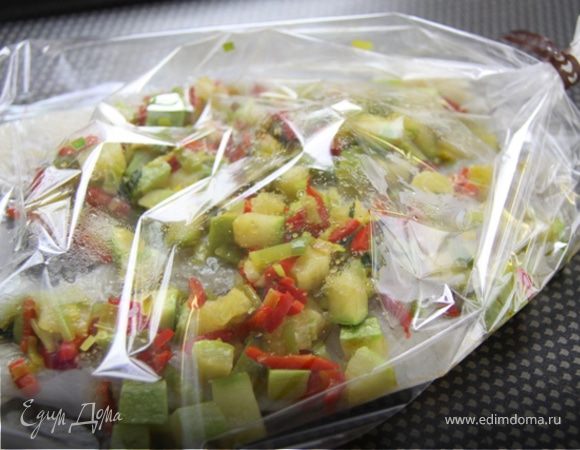3. В пакет добавляем овощи и закрываем.