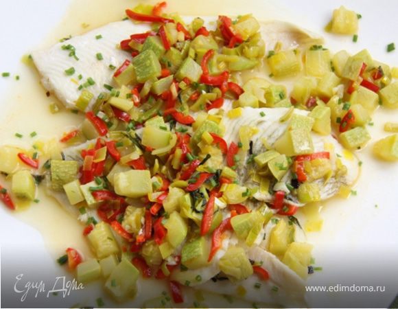 4. Ставим на 8 минут запекаться в разогретую до 190° духовку.

Готовую рыбу выкладываем на тарелку, сверху выкладываем овощи и поливаем образовавшимся соком из пакета.