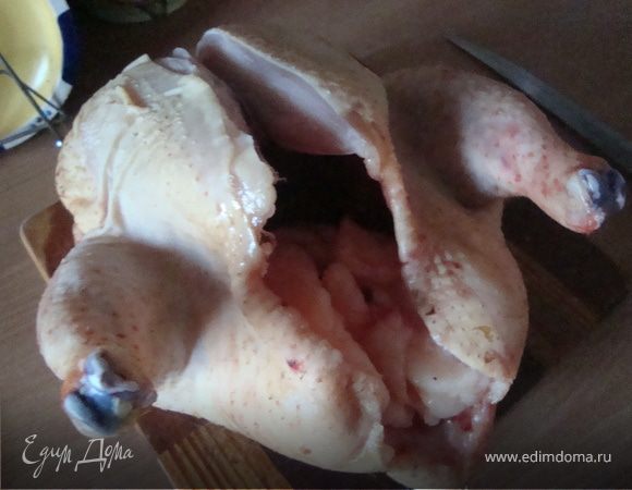 Берем тушку курицы,хорошо моем,разделяем на порционные куски.Ананас разрезаем пополам.Пепрвую половину чистим и с помощью соковыжималки делаем сок.Курицу хорошо приправляем солью,перцем,имбиремЮприправой для курицы и заливаем получившимся свежевыжатым ананасовым соусом.Пусть постоит минут 40 пропитается.