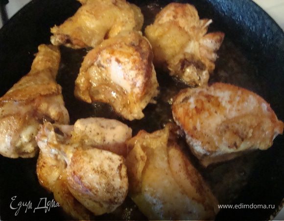 Пока овощи тушаться ,в отдельной сковороде обжариваем кусочки курицы на оливковом масле.Сок ,оставшийся после маринования курицы,вливаем к овощам и ананасу.