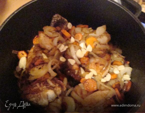 Помидор нарезаем полукольцами и через 30 минут добавляем к курице,немного шафрана и приправляем еще раз по вксу солью.