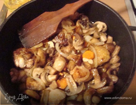 Оставляем курицу на медленном огне еще на 15 минут не мешая.Через 15 минут аккуратно перемешать в жаровне и оставить под крышкой еще минут на 10 настояться и пропитаться ароматом ананса.