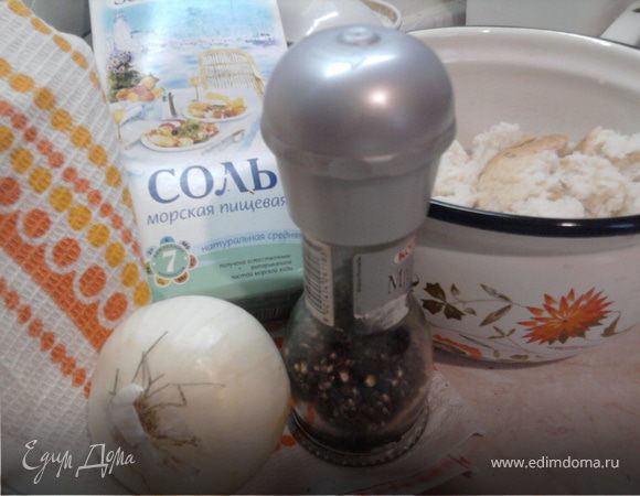 Прокрутить в фарш лук, добавить заранее замоченный в молоке батон (немного отжать), посолить, поперчить, добавить яйцо.