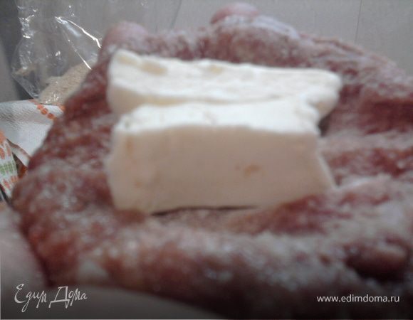 Приготовим все, что понадобится для панировки - 5 яиц взбить, отдельно насыпать муки, отдельно панировочные сухари. Вместо сухарей мастера советуют использовать мякиш 1 батона очень мелко раскрошенный. Я стараюсь тоже использовать батон, но в этот раз были сухари. Сливочное масло порезать длинненькими кусочками по прим.10-15 гр. Теперь приступаем к приготовлению котлет - лепим из фарша шарик и перебрасываем его с руки на руку, чтобы хорошо отбить, затем делаем лепешку и слегка намазываем сверху яйцом, укладываем кусочек масла.