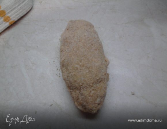 Затем залепливаем котлетку как пирожок и хорошо замазываем руками место соединения. Придаем удлиненную форму. Начинаем панировать: сначала в муке, потом в яйцах, потом снова в муке, снова яйца и затем сухари.