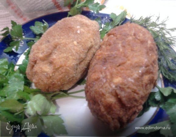 Тем временем хорошо разогреваем масло в толстостенной кастрюльке (или в чем вы привыкли). Жарим котлеты на среднем огне хорошо покрытыми маслом. Если будет видна часть котлеты, то она немного "раскроется", но масло изнутри не вытечет, не бойтесь (я-таки немного испугалась, но оказалось, зря).