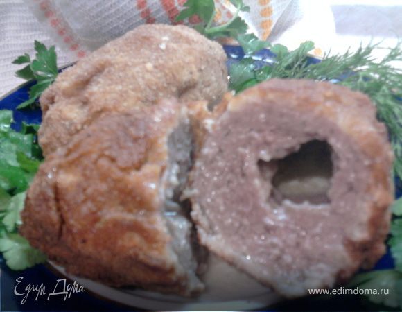 Эти котлеты хороши еще горячими - раскусываете, а внутри масло! На второй день они также вкусные, но как бы аккуратно мы их ни разогревали, масло внутри уже впитывается. На фото видно (или должно быть видно), что из дырочки в котлете вытекло масло. У настоящих мастеров (тех, кто работает в кафе и готовит их часто) фарша получается в котлете немного, но у меня-то домашний вариант! В кафе их обычно подают с картофелем-фри, кетчупом и т.д. Ну, а уж дома - простор для фантазии! А гостей такими котлетами точно можно удивить, только не забудьте предупредить, что внутри масло! Приятного аппетита!