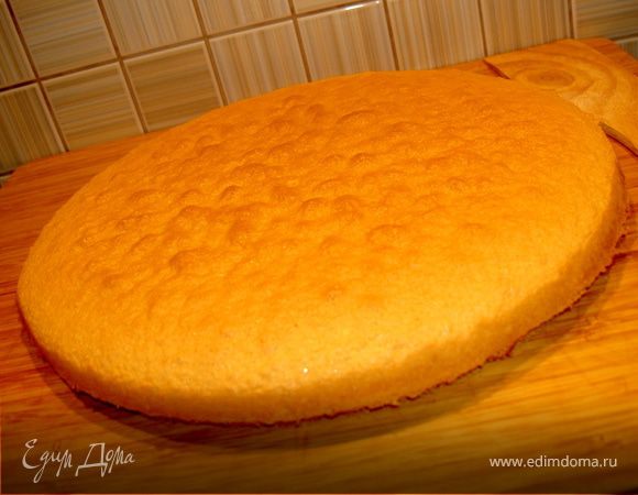 Тесто выкладываем в разъёмную форму (диаметр 26см), смазанную сливочным маслом, и выпекаем 15 минут в духовке разогретой до 180С. Даем коржу остыть на ровной поверхности.