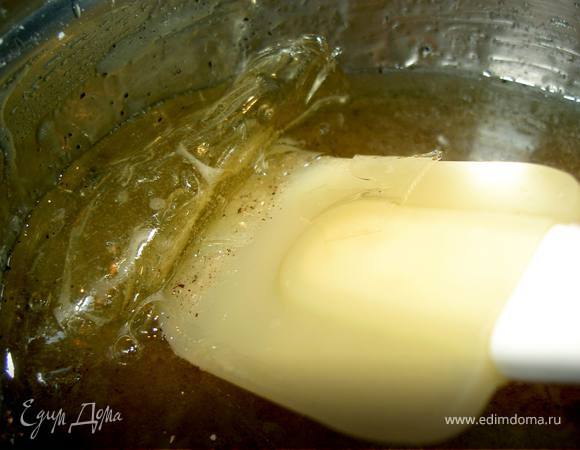 Желатин замачиваем в холодной воде. Мёд смешиваем с ванилью и слегка нагреваем, помешивая. Желатин отжимаем, добавляем в мёд и помешиваем пока не растворится. Даём остыть.